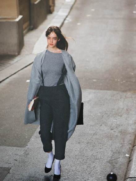 伦敦博主MELISEKREM的英伦风穿搭,大风衣格子裙,优雅又不失新意