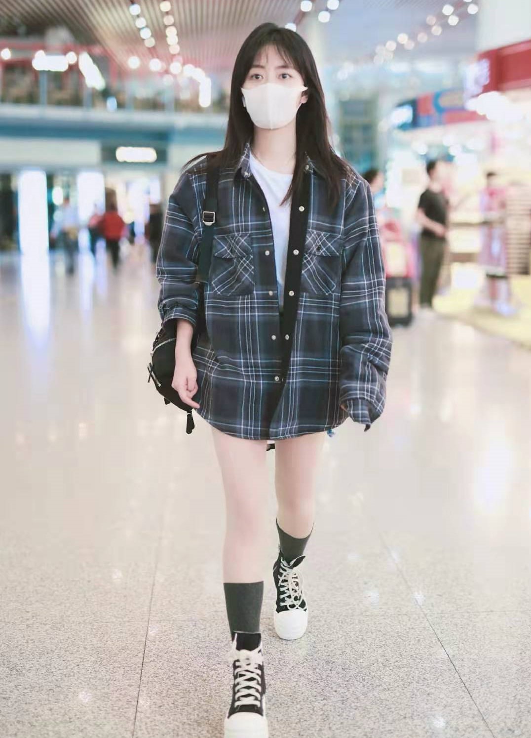 逆龄女神谭松韵白到发光,长裤配针织衫,这样的美女明星太爱了