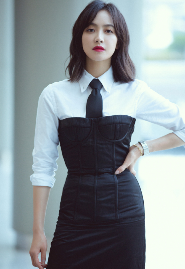 宋茜穿裙子居然拉到了这个位置上,没这腰谁敢这样穿?