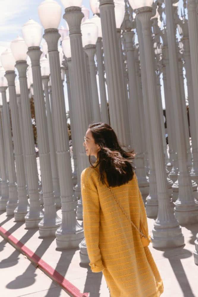 倪妮示范秋冬休闲风格搭配,简约时尚风格多变还有温暖感