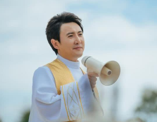 两位影帝都带不火她,王晶捧她3年都未红,搭档沈腾却赚了25亿