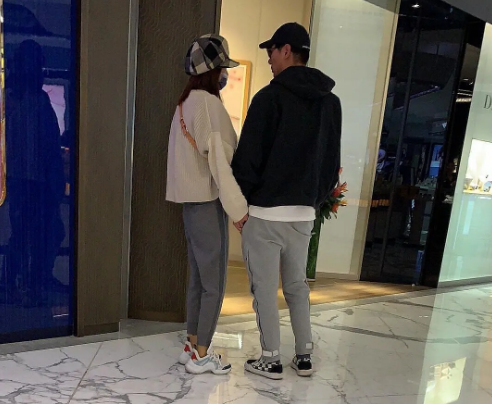 张亮发文疑点重重,偶遇的新欢正是寇静,自曝离婚是何意?