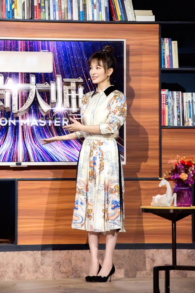 吴昕穿龙纹裙展中国美,身高比例出挑,时尚感开挂