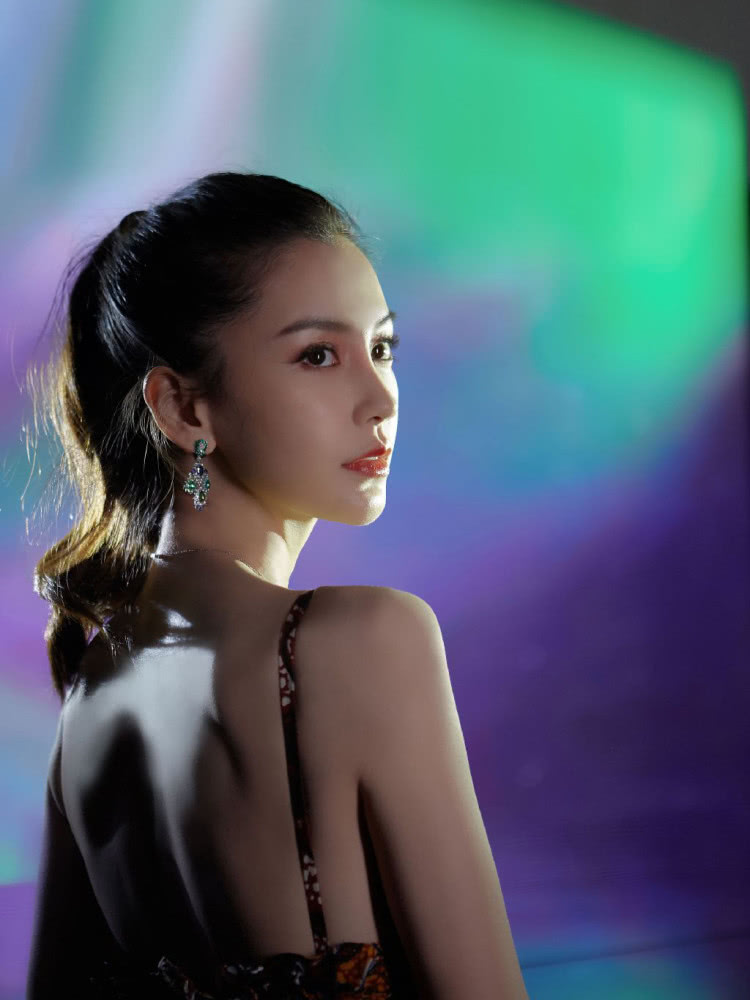 BABY和金晨这两位大美女同穿印花吊带裙,辣妈和少女的区别!