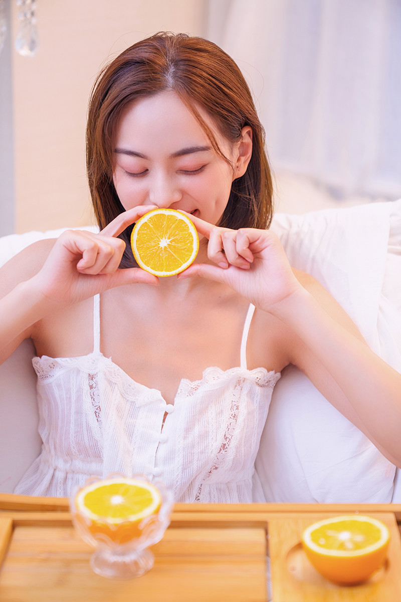 酒窝美女蕾丝吊带诱人写真图片