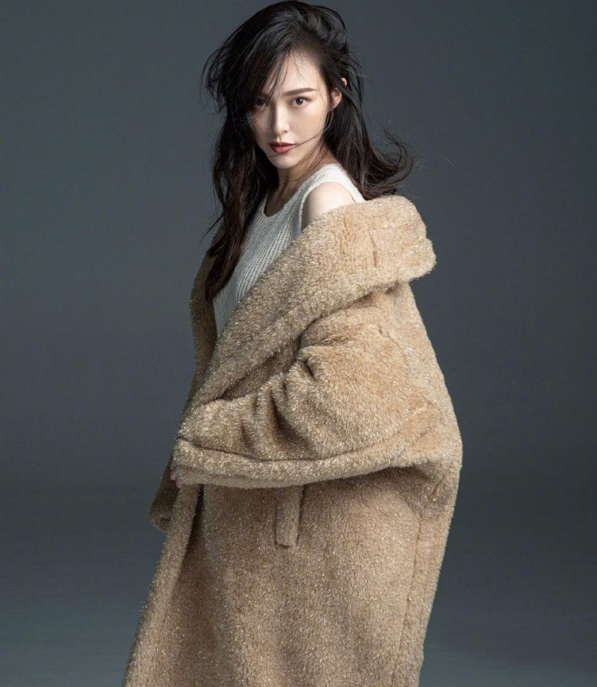 唐嫣曝孕期时尚写真，穿大衣长筒袜，小腿纤细依旧好看