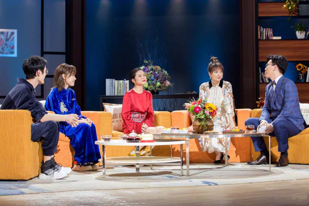 吴昕穿龙纹裙展中国美,身高比例出挑,时尚感开挂