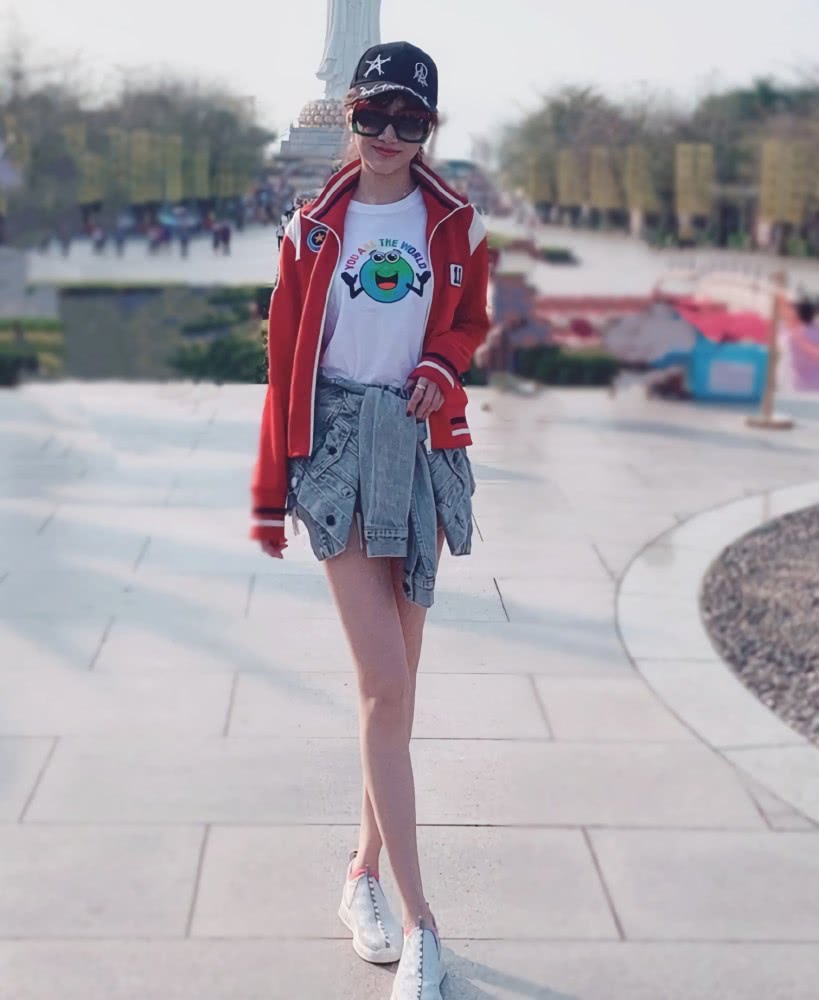 吴茉彤太会打扮自己了，靠“反穿裙子”抢镜，意外潮翻