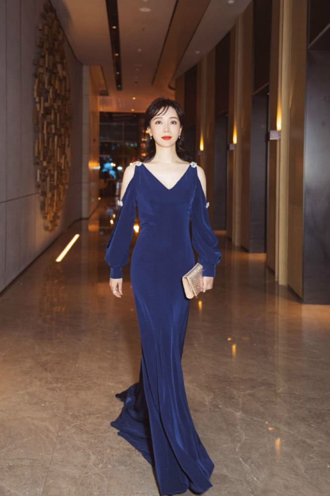 陈数睡衣造型妩媚知性，果然是一位岁月不败的美人