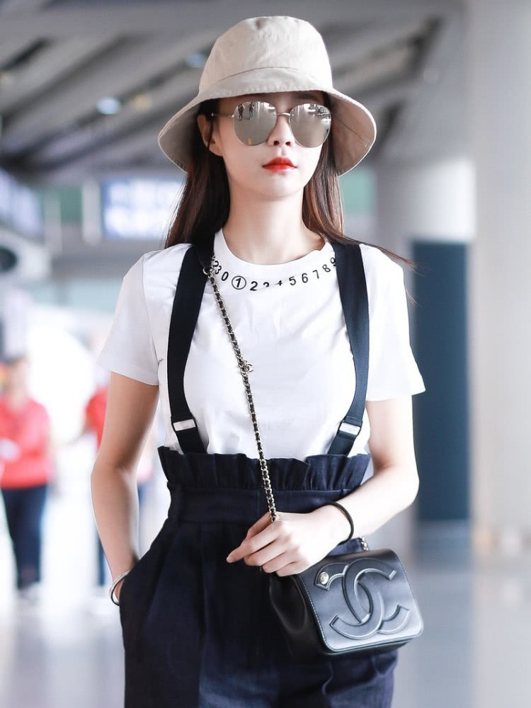 沈梦辰穿西服搭配黑色皮裤，意外走“红”