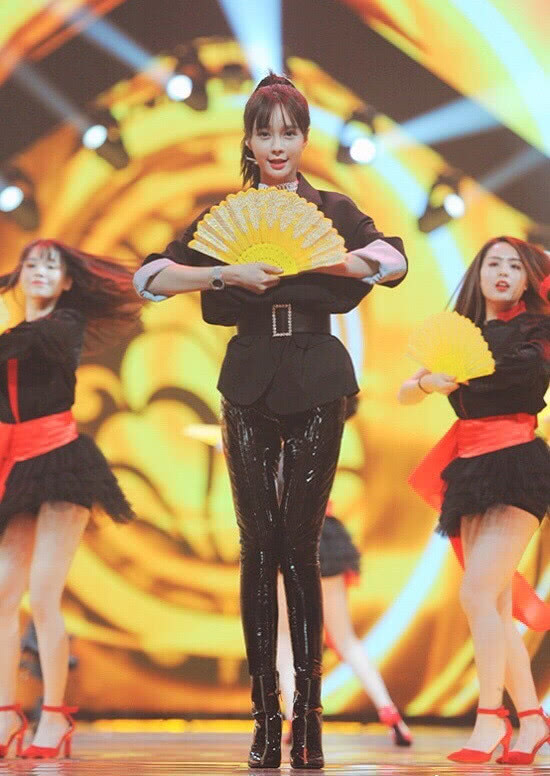 沈梦辰穿西服搭配黑色皮裤，意外走“红”