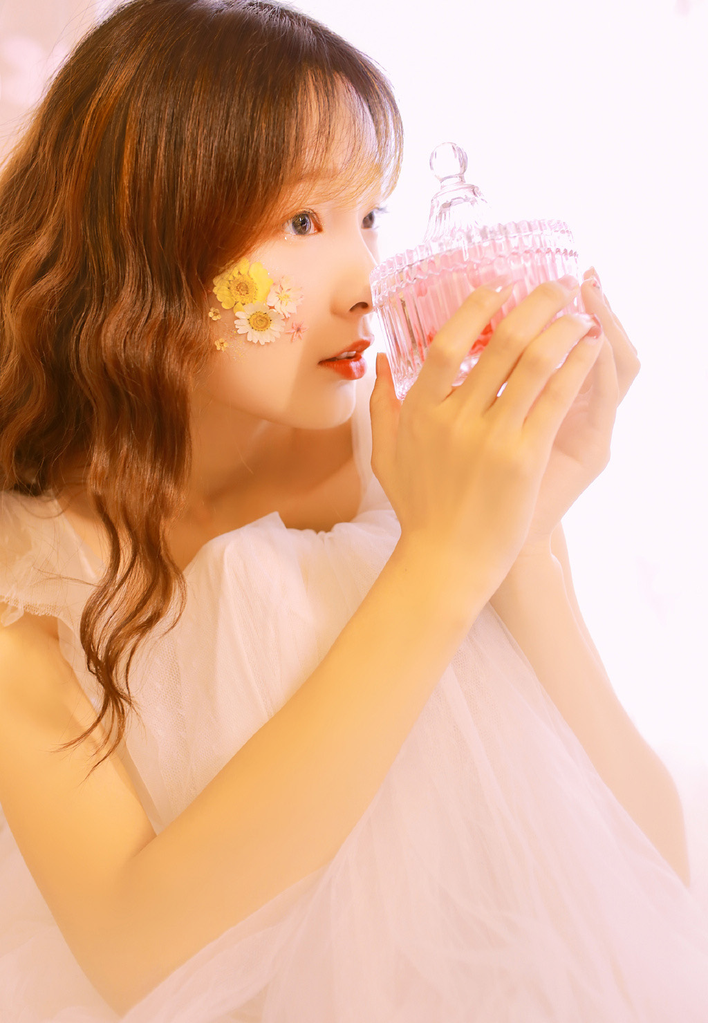 低胸美女性感白纱美女唯美写真