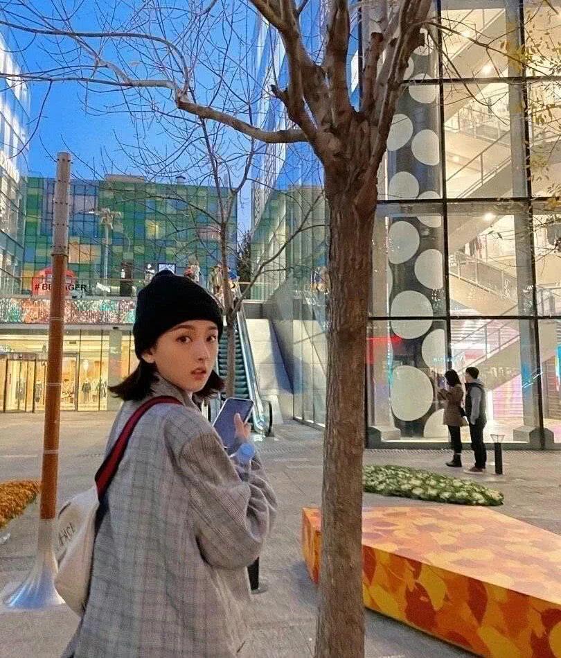 宋祖儿一身黑也能穿出仙女气质,颜值太高不愧被称为小张柏芝