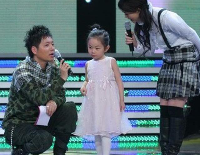 曾是湖南台一哥,汪涵是他助理,因妻子怂恿跳槽,如今成婚庆司仪