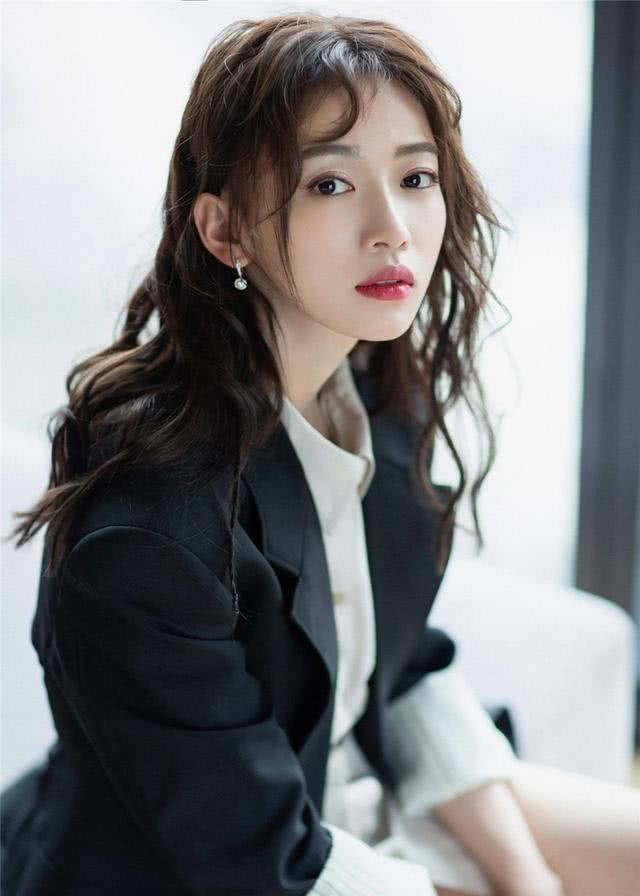 吴谨言的穿搭总透着气质美。除了颜值，发型和搭配同样很重要