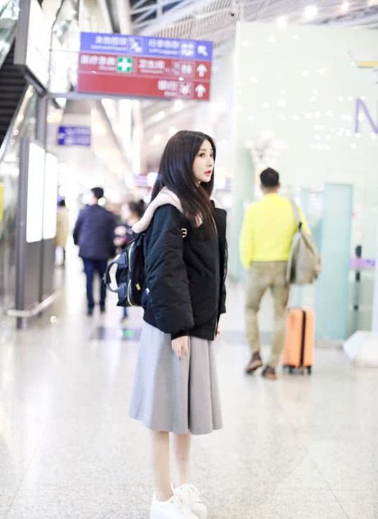柳岩机场街拍：一改往日性感形象，穿连衣裙搭羽绒服小女人感十足