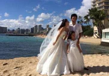 曾9次登上春晚，被富豪丈夫宠爱21年，今45岁依旧像个少女