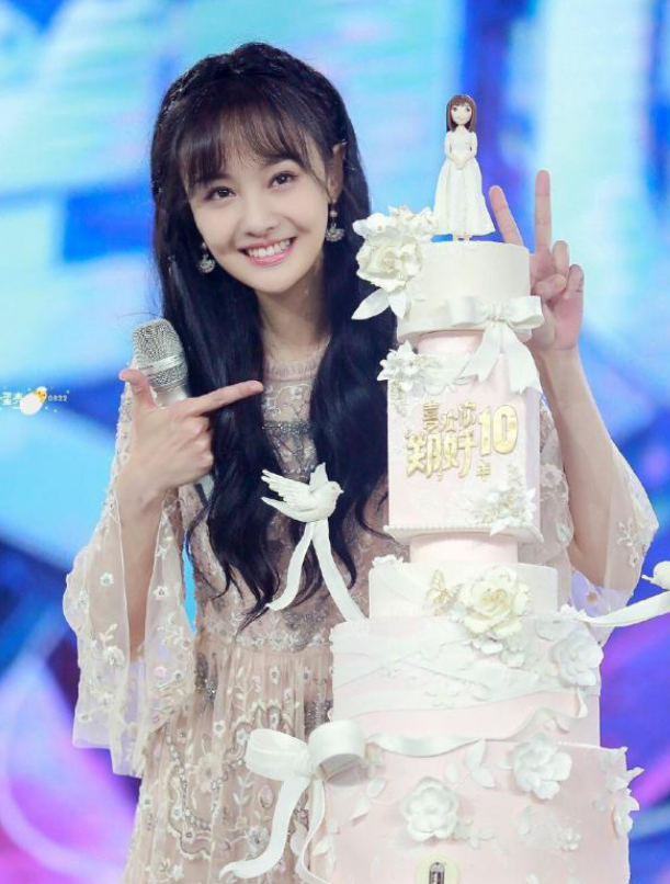 郑爽穿刺绣长裙公主范十足，深蓝色的英伦大衣气质又不失清新感