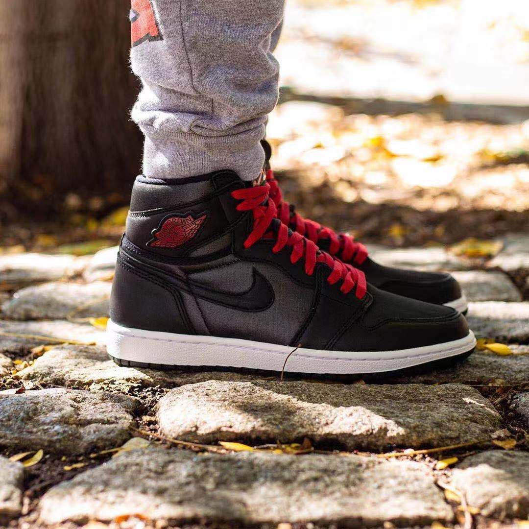丝绸黑红色调!这双 Air Jordan 1 可还入你的眼?