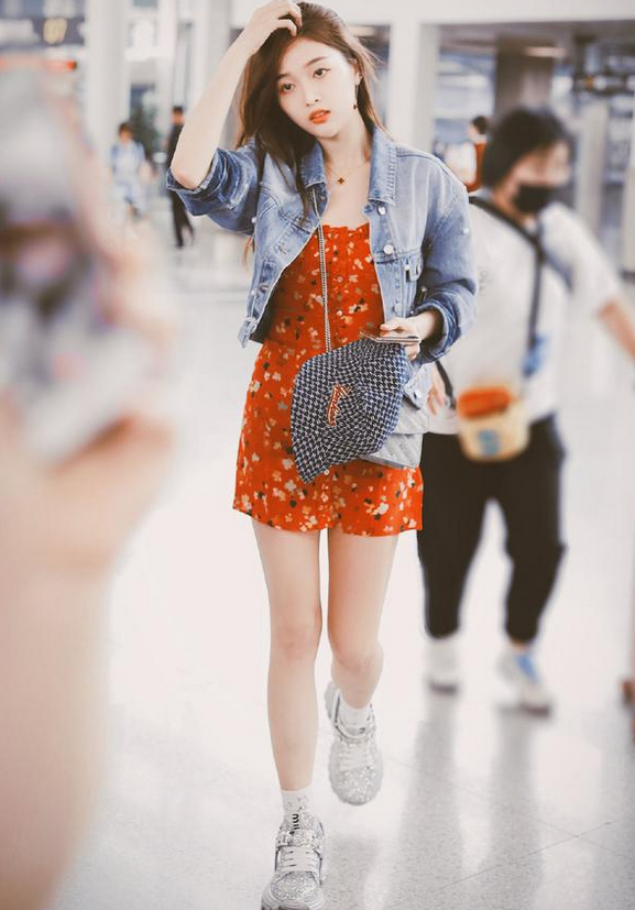 当刘诗诗和吴宣仪同穿一件红毛衣,女人味和少女感差距不止一点点