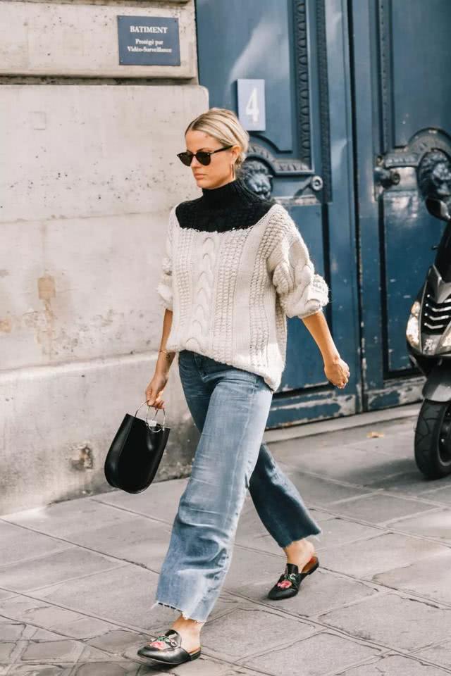 欧美街拍:牛仔阔腿裤与大毛衣组个CP,好看还能悄悄显高