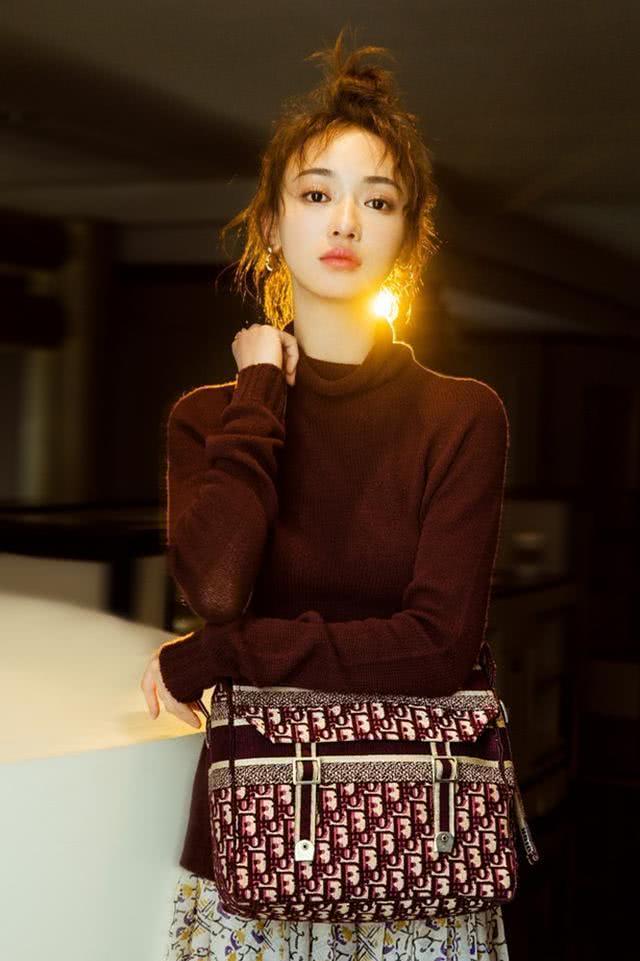 吴谨言的穿搭总透着气质美。除了颜值，发型和搭配同样很重要