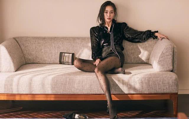 美女张钧甯挖腰裙配波点黑丝袜，身材太好都看呆了