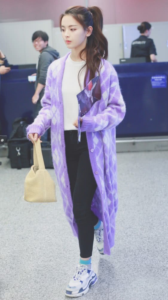 杨超越皮肤嫩出水,公主风套装搭可爱草莓包,变身优雅大小姐