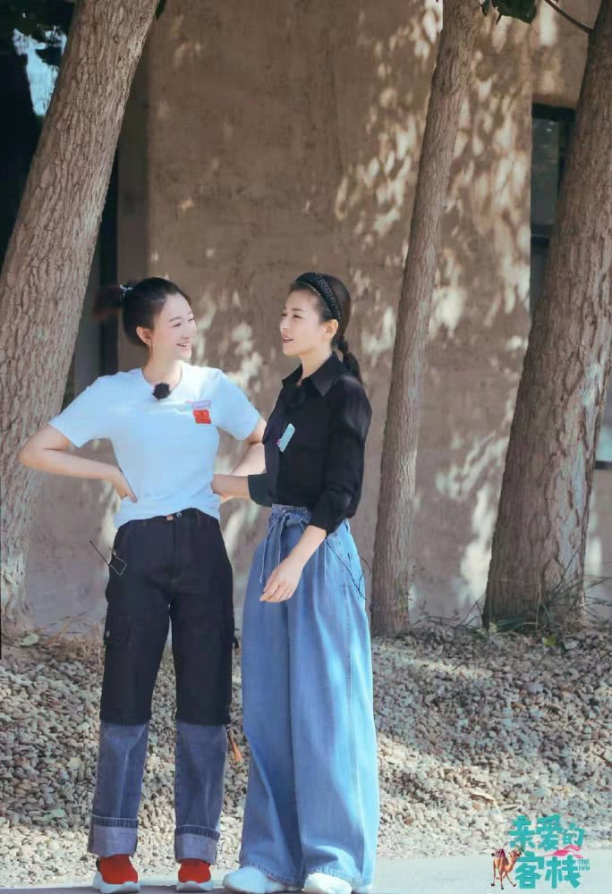 李小冉录制《亲爱的客栈》，颜色高T恤搭牛仔裤就很有范儿