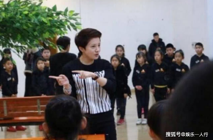 撒贝宁爱了她20年，39岁的年纪长着一张9岁的脸，如今不火成老师