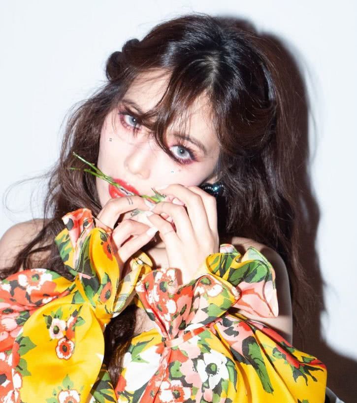 泫雅回归又美了,外行看“落泪妆”,内行看眼影!