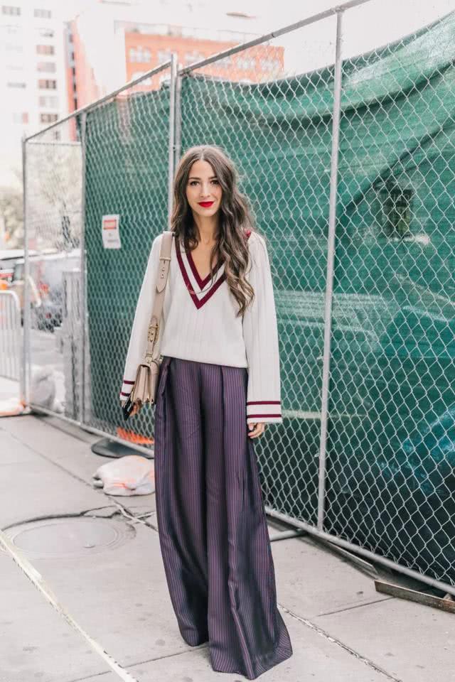 温暖的大毛衣有着复古的织线纹理,搭配阔腿裤满满的温情感