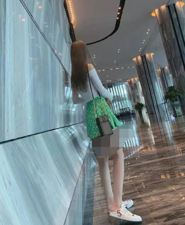 LPL解说腐团儿罕见美照，声称自己是街道上最亮的信号灯