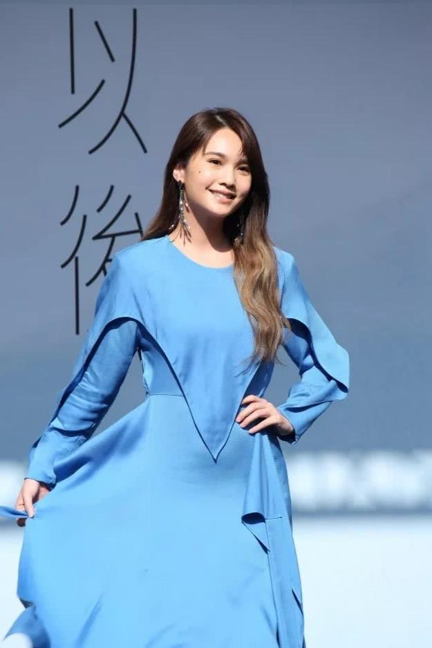杨丞琳现身签唱会,穿一身蓝色连衣裙,优雅又迷人