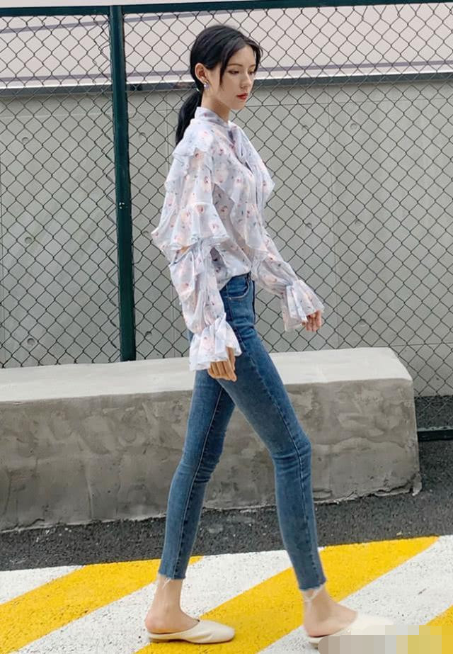 美女张予曦穿超紧牛仔裤,这腿也太好看了吧