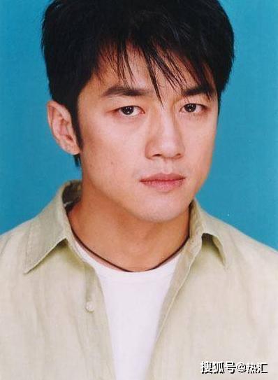 都说李亚鹏年轻时比谢霆锋帅，开始不信，照片一出打脸