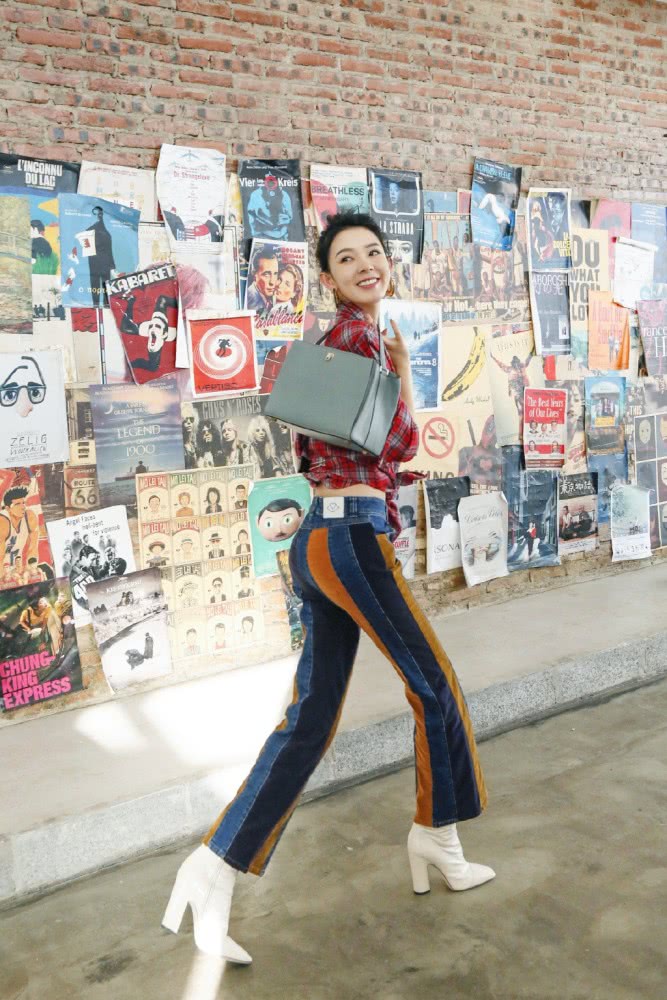 美女陈瑶穿连衣裙配针织马甲,温婉知性