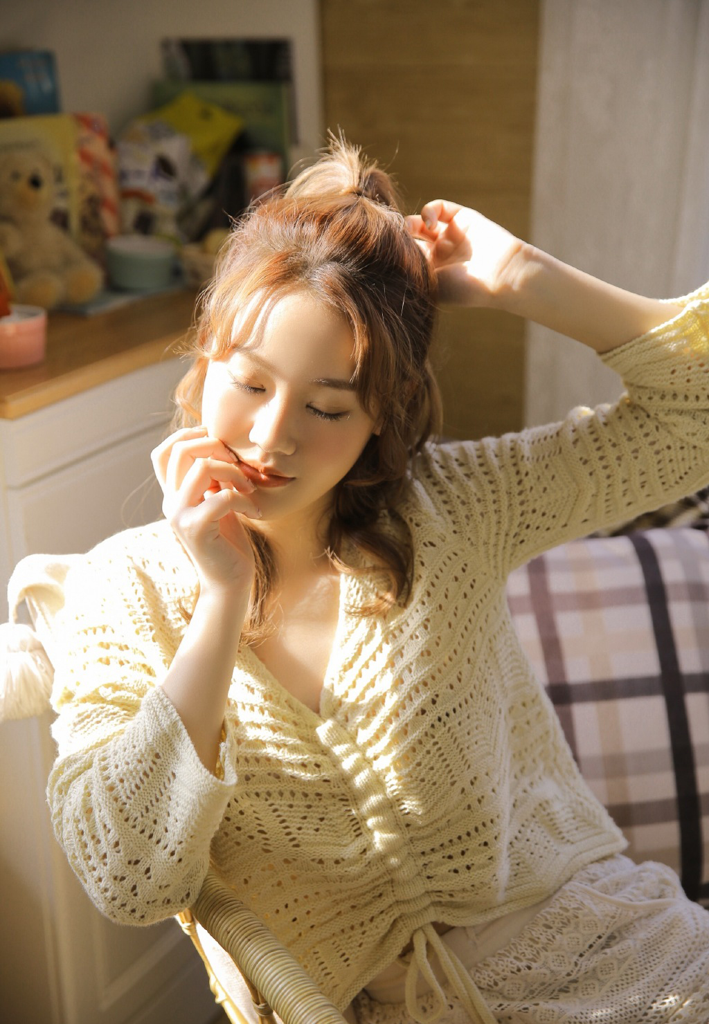 白嫩长腿尤物美女性感丰满写真