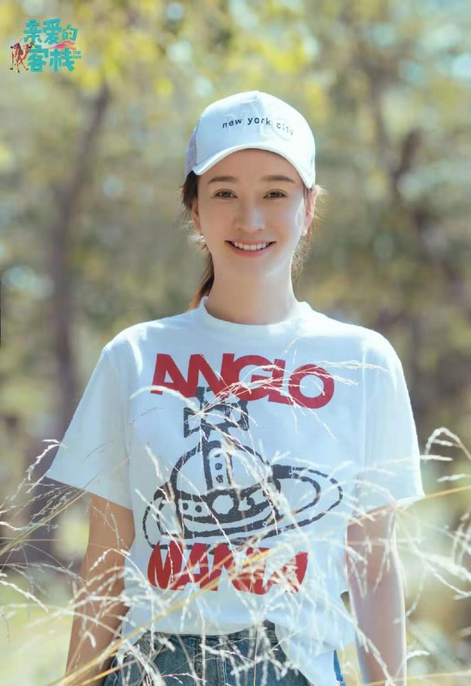 李小冉录制《亲爱的客栈》，颜色高T恤搭牛仔裤就很有范儿