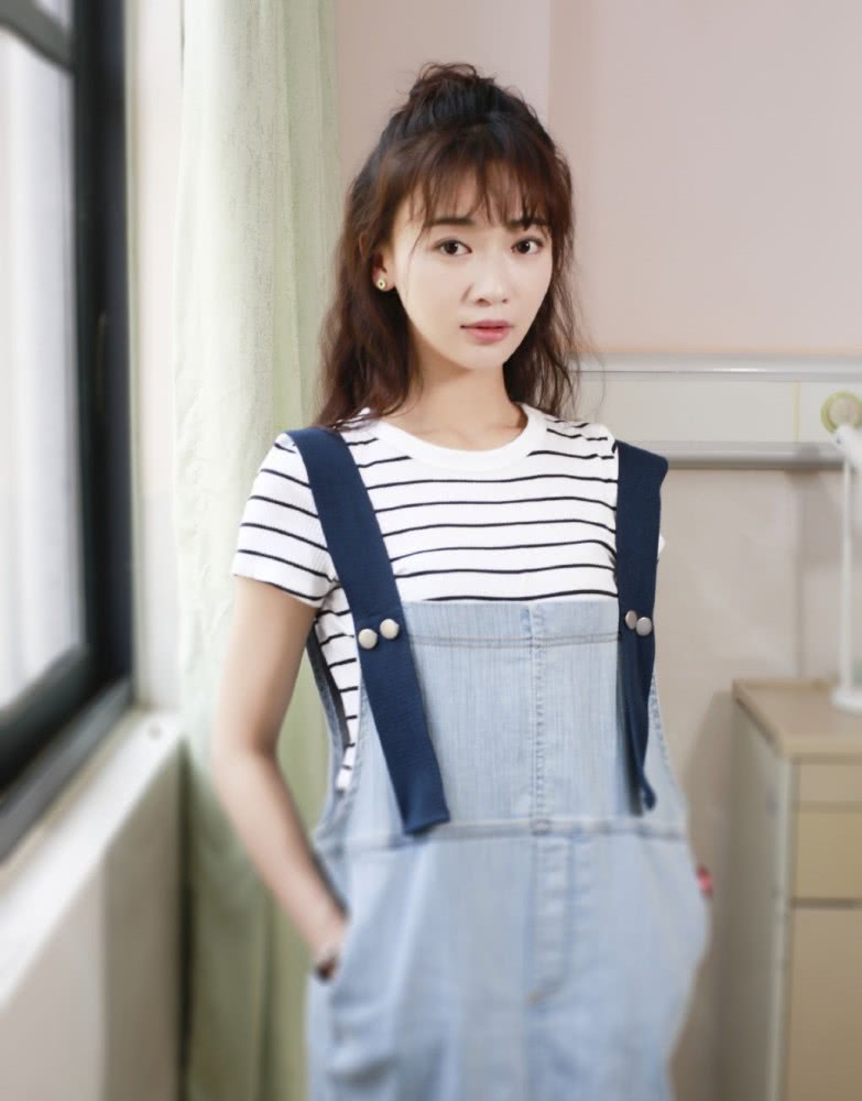 吴谨言小粉裙拼接白纱，穿得娇嫩似公主，配9千9的鞋更性感了