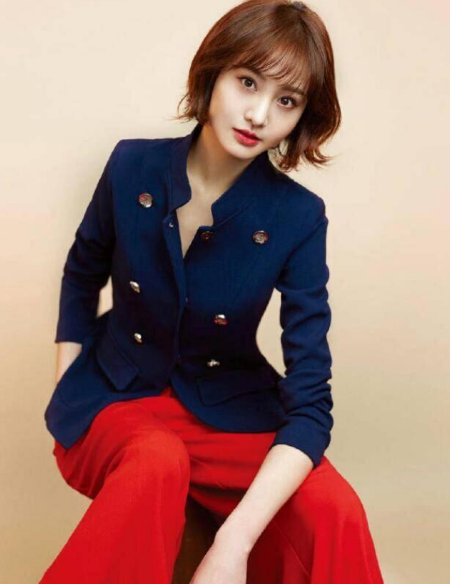 郑爽穿刺绣长裙公主范十足，深蓝色的英伦大衣气质又不失清新感