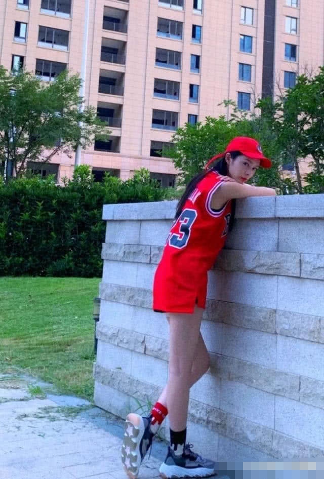 美女傅菁出门凹造型太随性,袜子穿错也不管,加鞋意外显腿长3公分