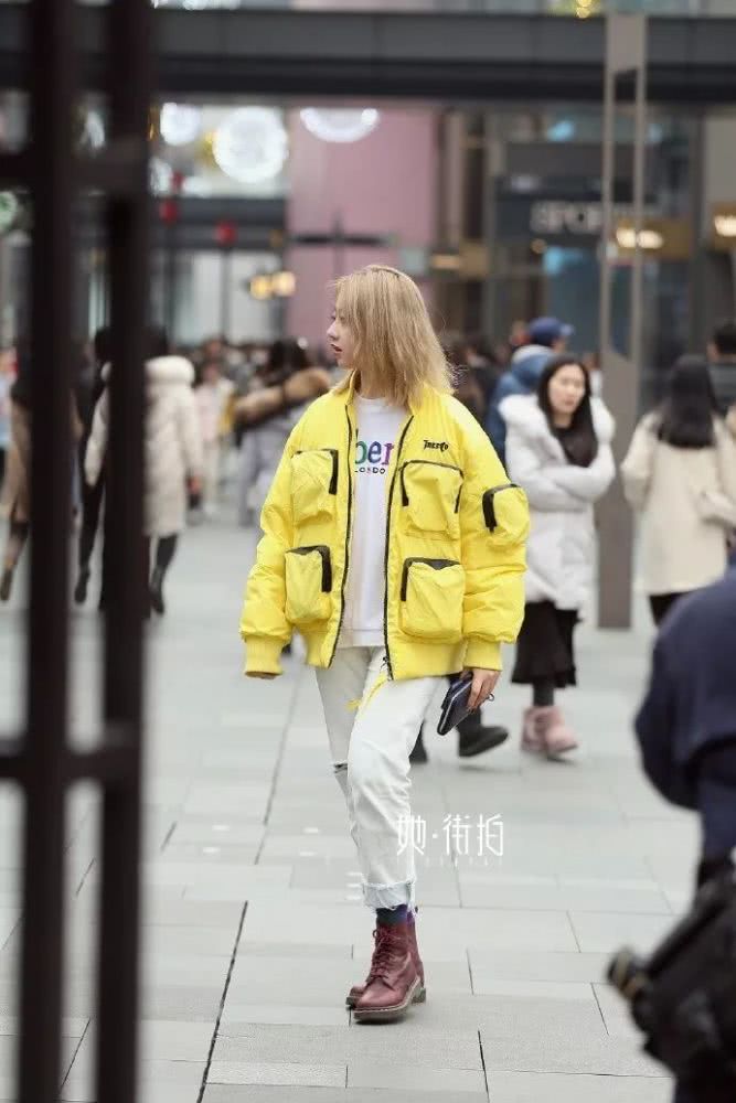 别穿大衣了,今年羊羔毛外套才是保暖又时髦