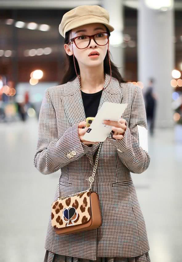 吴谨言穿西装裙走职场OL风，太羡慕她的“牛奶腿”