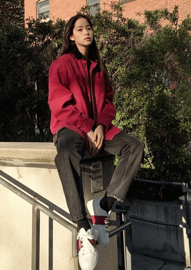 欧阳娜娜假期中周不忘打卡,把裤子剪去一截看起来贼时髦