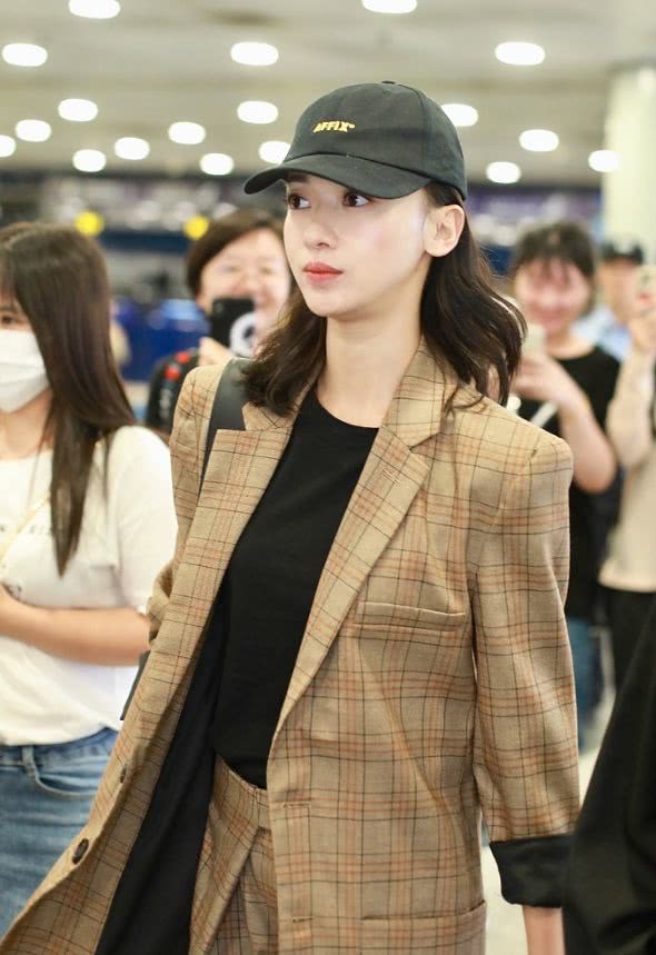 吴谨言穿西装裙走职场OL风，太羡慕她的“牛奶腿”