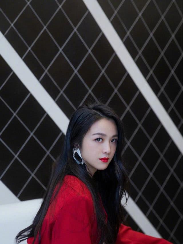 汤唯穿红色深v西装秀锁骨,红唇波浪卷尽显风情万种