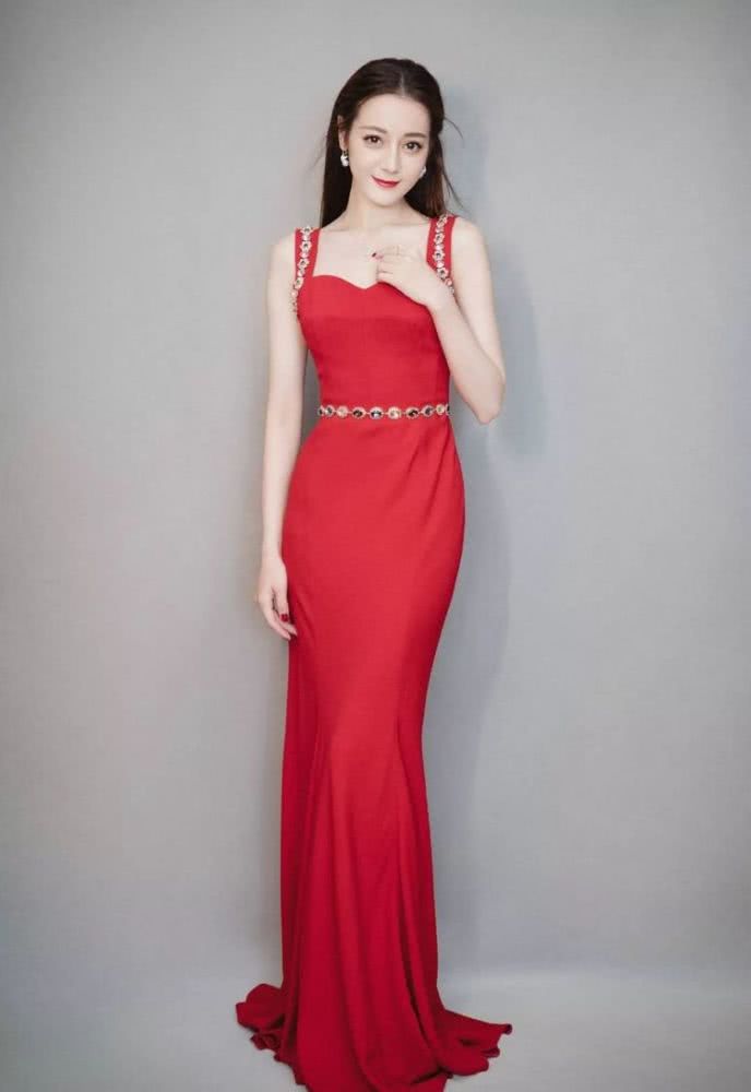 美女迪丽热巴成手游代言人,身穿红裙美艳吸睛