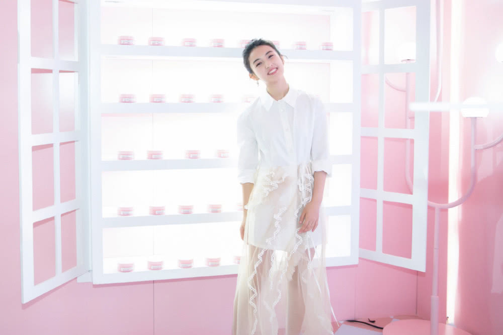 美女小花张子枫蓝色亮片裙配西装,轻松凹出女王范