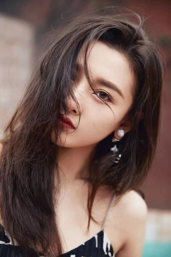 宋祖儿一身黑也能穿出仙女气质,颜值太高不愧被称为小张柏芝